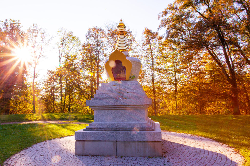 2016 10 autumn stupa sbg bw web header
