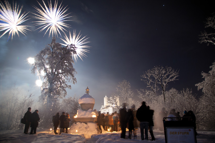 2014 2015 new years eve stupa sbg bw 2482